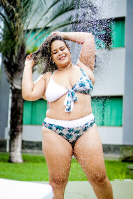 Biquíni plus size sem bojo branco com estampa coqueiro